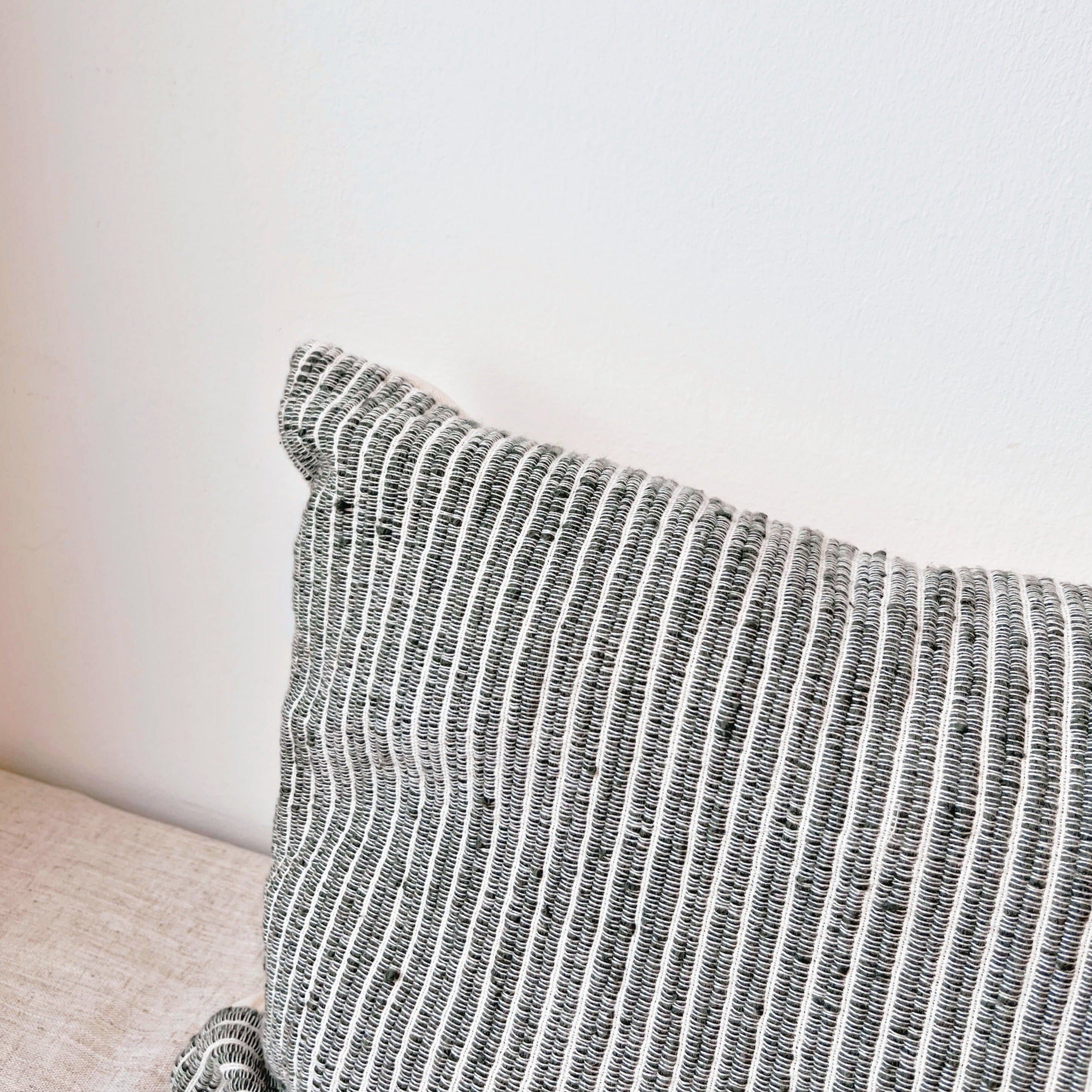 Malis | Handwoven cushion cover